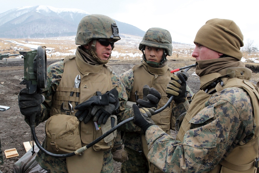 Marine Corps Cpl. Trains Gun Team on Troubleshooting Procedures in Japan
