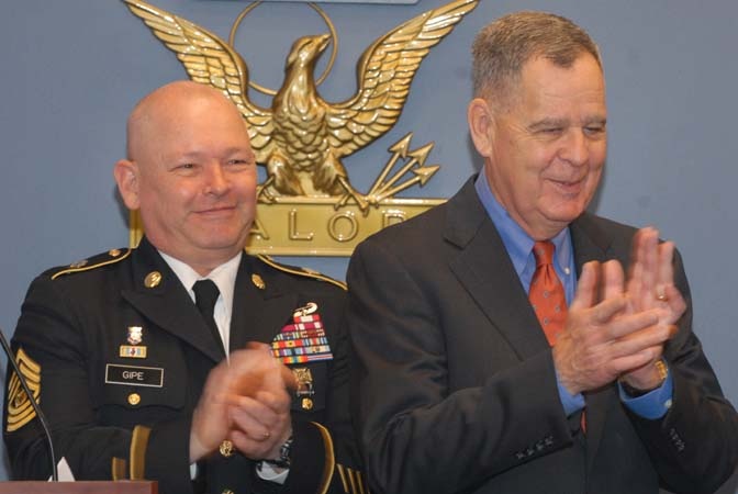 Pentagon Officials Applaud Reserve Family Readiness Award Recipients