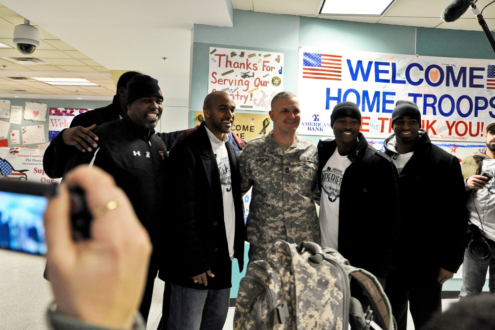Former NFL Players Welcome Returning Soldiers at Dallas Airport