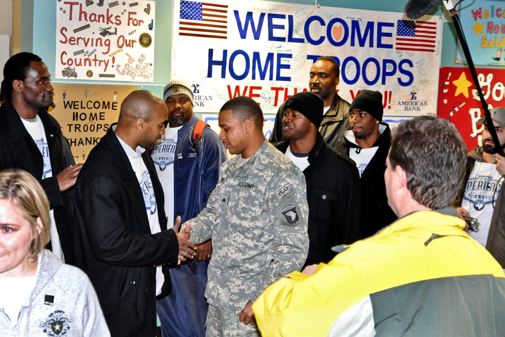 Former Giants Star David Tyree Greets Soldier at Dallas Airport