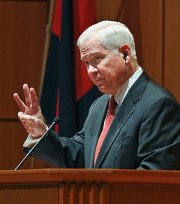 Defense Secretary Gates Addresses Students in Tokyo