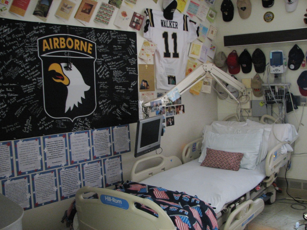 101st Airborne Keeps Soldier's Room Alive at Walter Reed