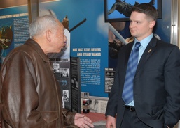 Korean War Veteran Shares Chosin Reservoir Experiences at Navy Memorial Event