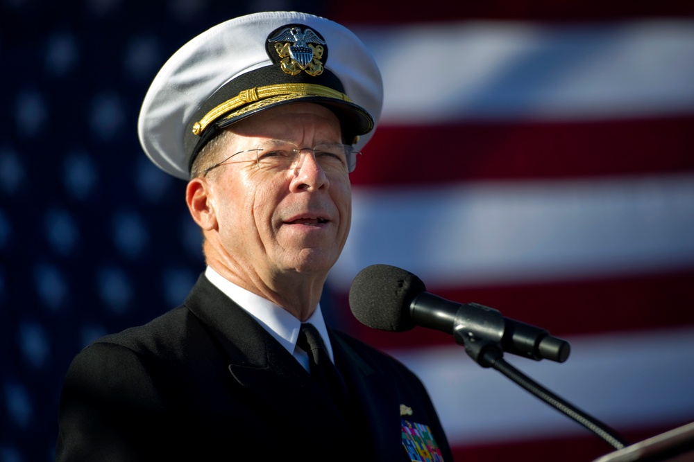 Adm. Mike Mullen Addresses Veterans at Annual Parade