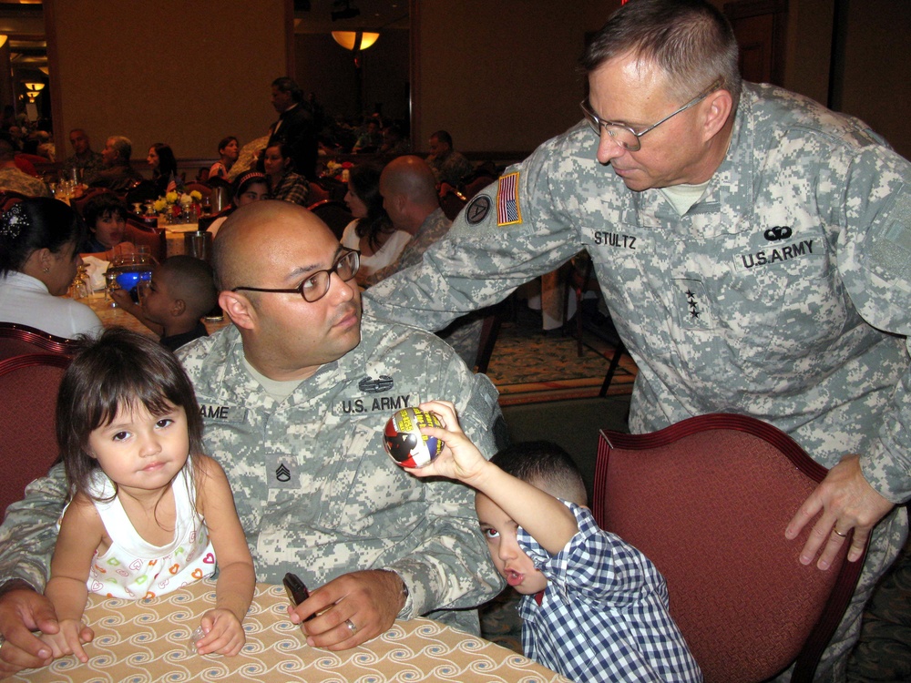 Army Reserve Chief Visits Yellow Ribbon Event in Puerto Rico