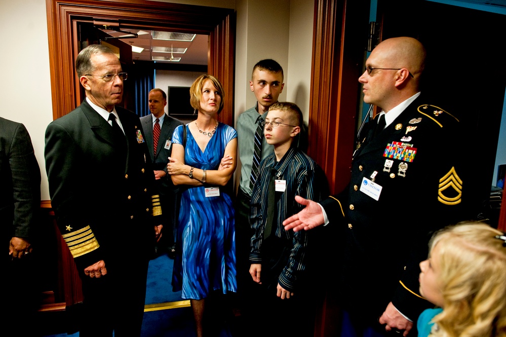 Mullen Speaks with Family of Fallen Soldier at &quot;Wartorn&quot; Premiere