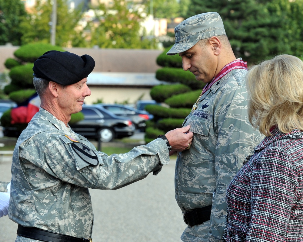 U.S. Army General Honors Outgoing Special Operations Commander in Korea