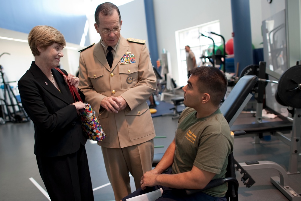 Mullen Visits Wounded Marine at Rehab Center