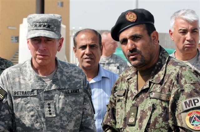 Petraeus and Afghan General Discuss Detention Facility in Parwan