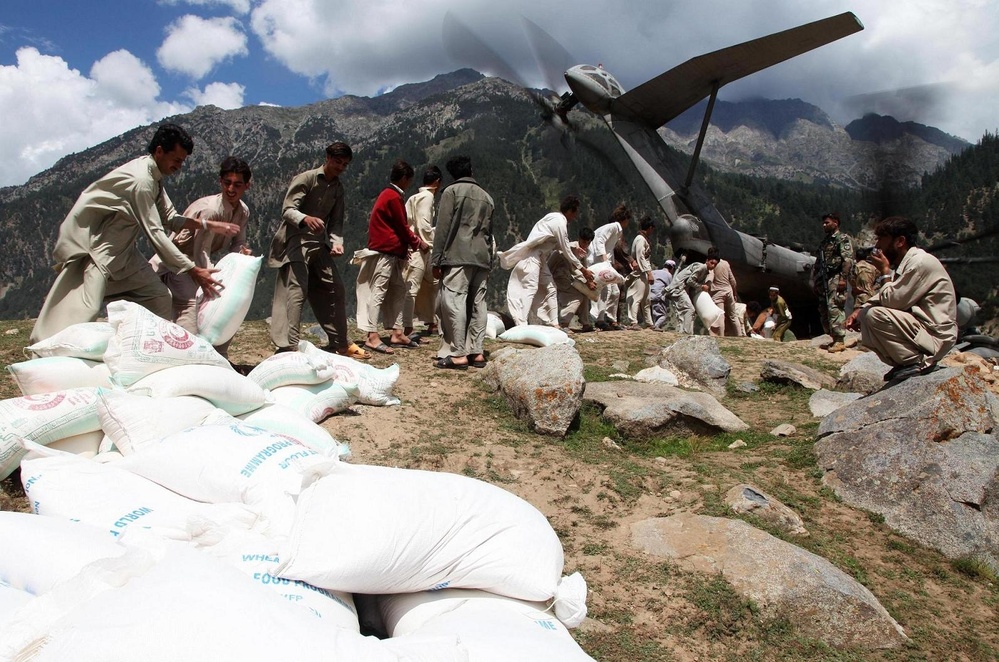 U.S. Marines and Local Pakistanis Collaborate to Offload Humanitarian Aid at Gilgit Air Base