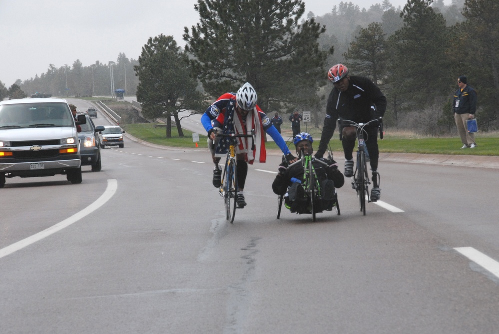 Soldiers Abandon Race to Help Comrade Finish Warrior Games Cycling Competition