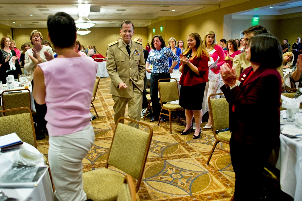 Adm. Mullen Addresses Military Spouses at Norfolk Support Center