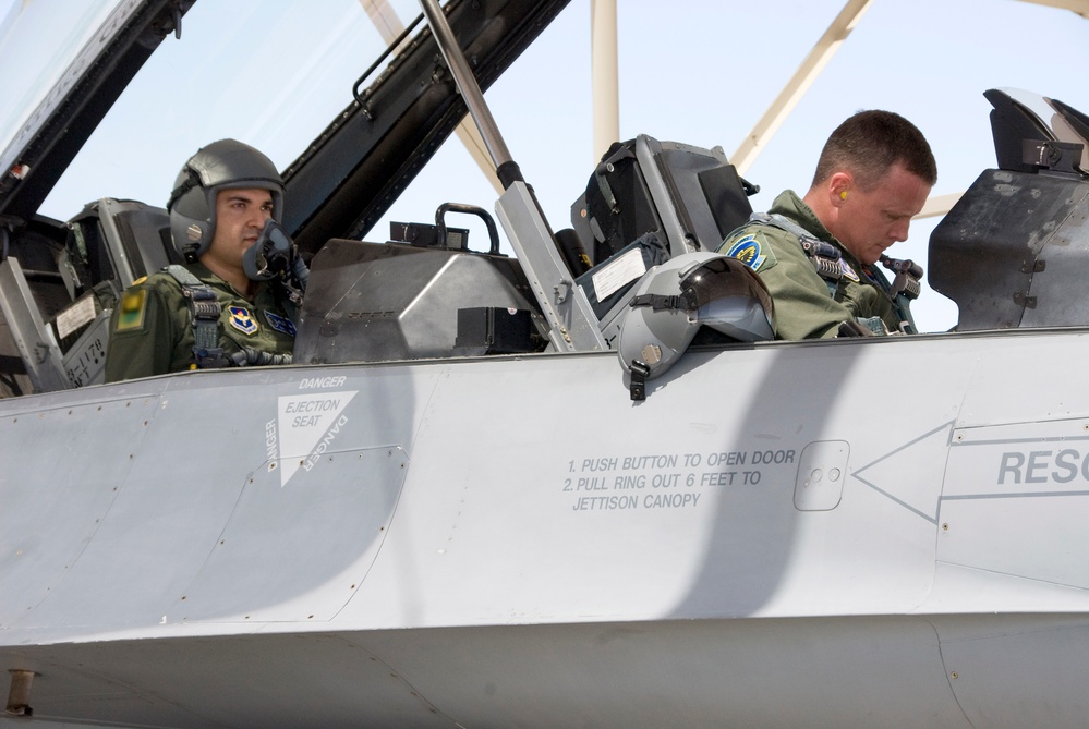Pakistani, U.S. Air Force Pilots Train Together on F-16 Fighters