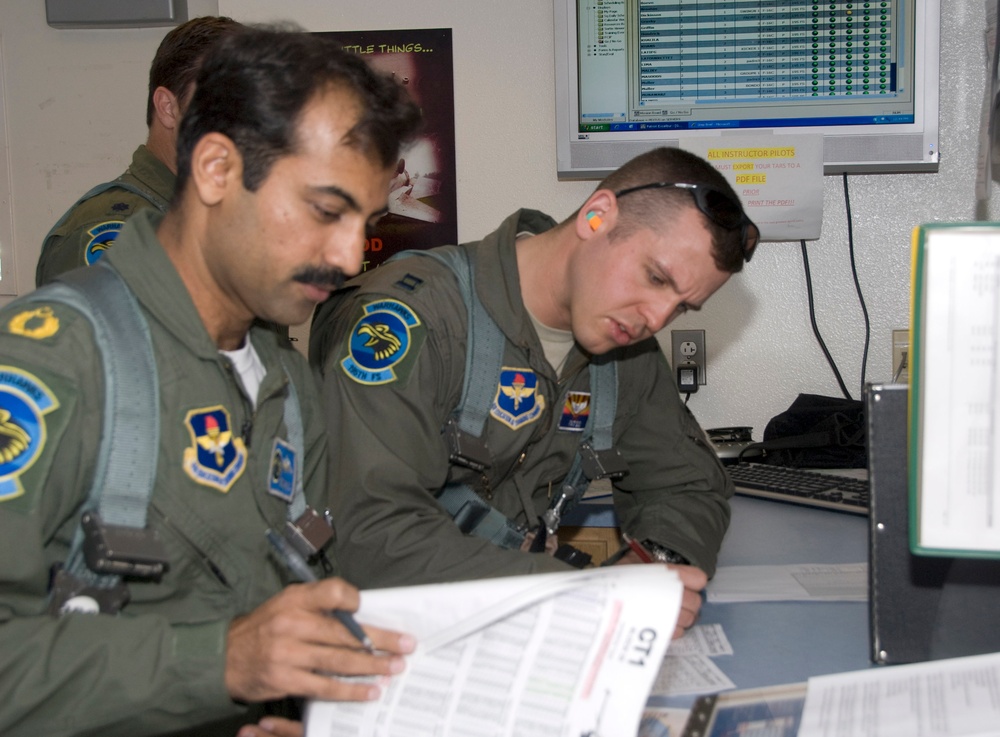 Pakistani, U.S. Air Force Pilots Collaborate on Training Mission