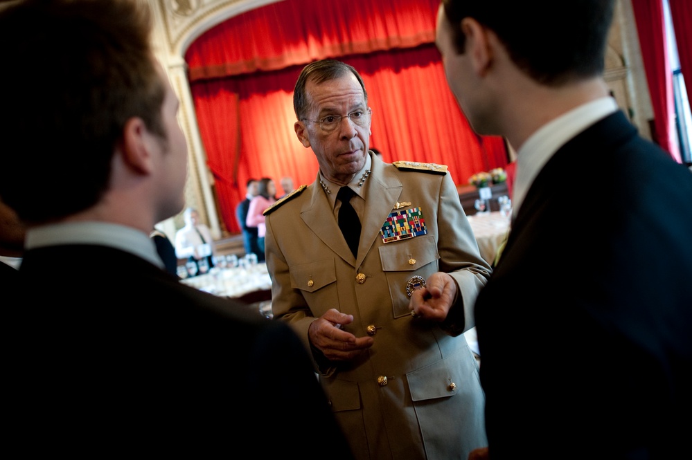 Adm. Mike Mullen Meets with Military Veteran Students at Columbia University