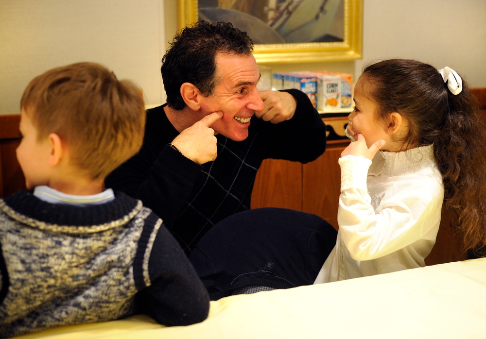 Award-Winning Author Entertains Military Child at USO Deployment Support Event