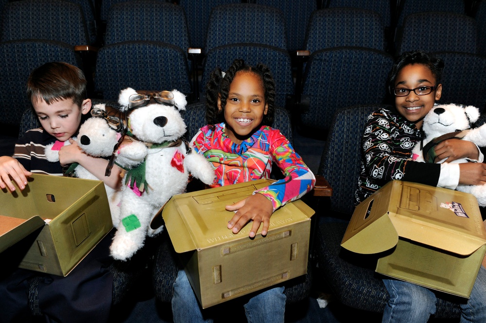 Military Children Open Deployment Kits at USO Film Screening