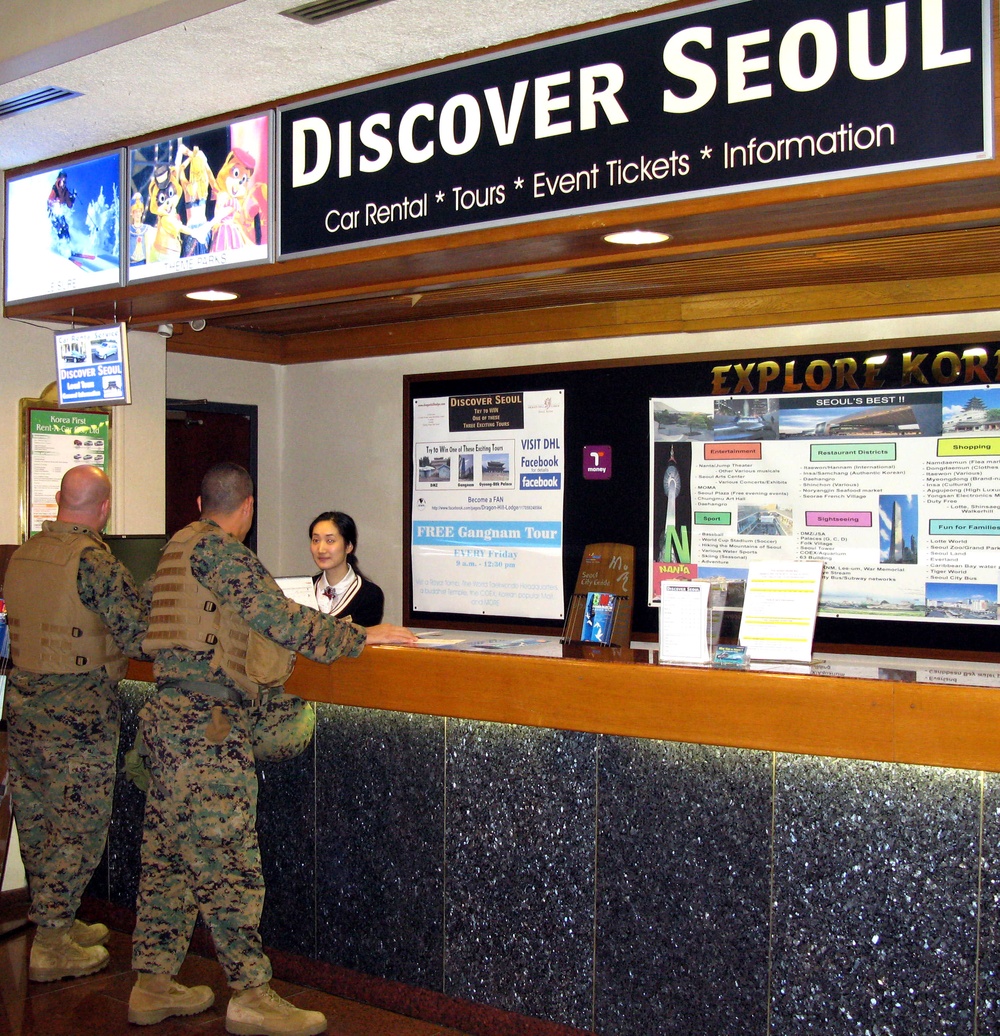 Marines Enjoy Sightseeing in Seoul During Key Resolve 2010 Exercise