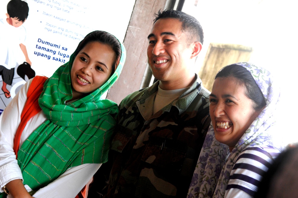 Army Sgt. Poses with Health Workers in Philippines