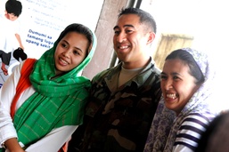 Army Sgt. Poses with Health Workers in Philippines