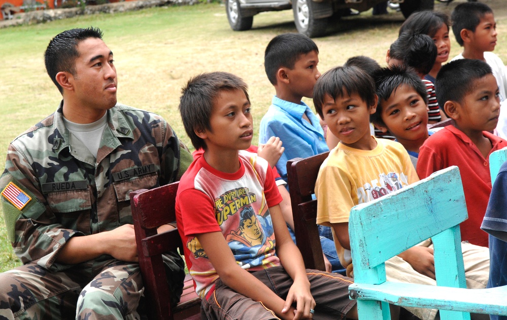 Army Sergeant Connects with Students in Philippines