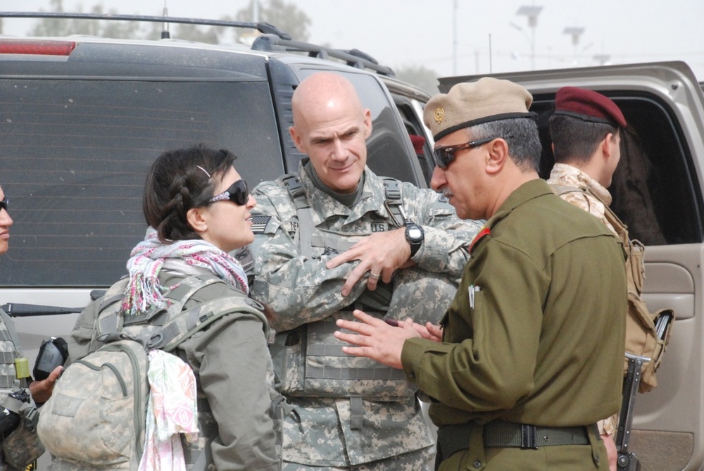 U.S. Army Colonel Advises Iraqi General on Election Security