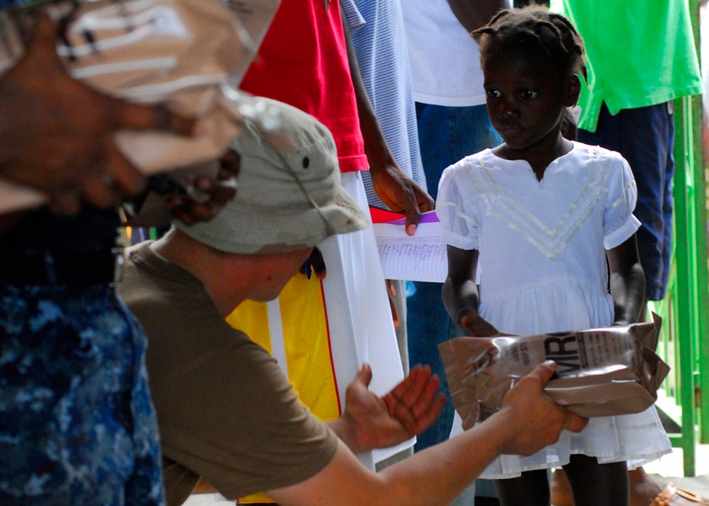 U.S. Navy Delivers Meals to Haitian Students in Birey