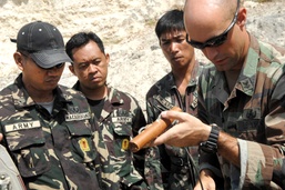 U.S. Sailor Trains Philippine Soldiers in Explosives Disposal