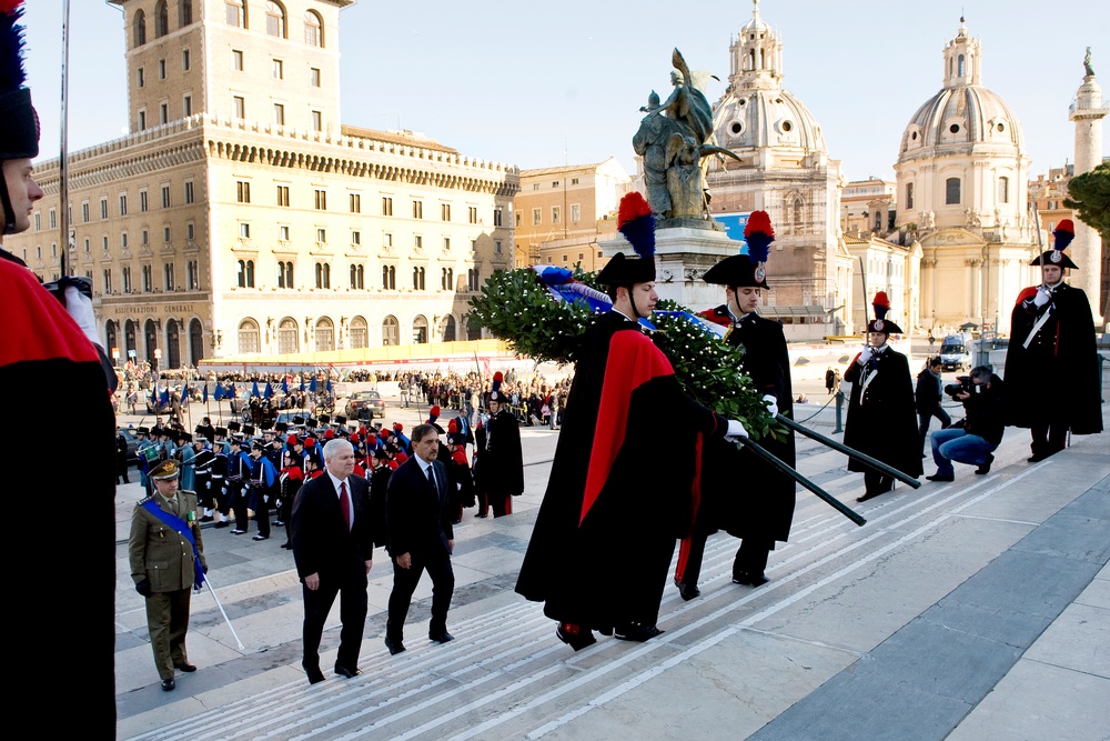 Defense Leaders Honor Unknown Soldiers in Rome