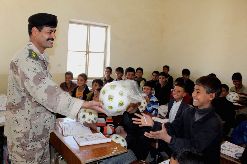 Iraqi Border Enforcement Distributes Supplies to Schoolchildren in Maysan Province