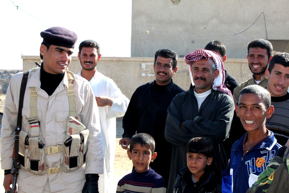 Iraqi Border Police Distribute Supplies to Students in Maysan Province