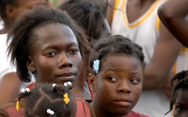 Troops Distribute Meals to Haitians in Port-au-Prince