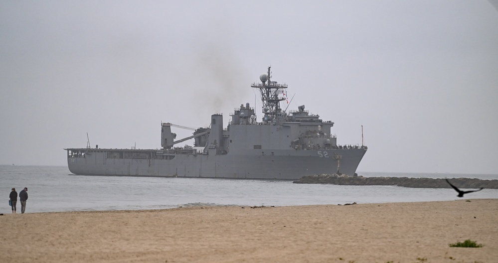 USS Pearl Harbor (LSD 52) Visits Naval Surface Warfare Center, Port Hueneme Division