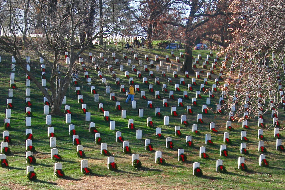 Volunteers Honor Fallen Servicemembers with Wreaths at Arlington National Cemetery