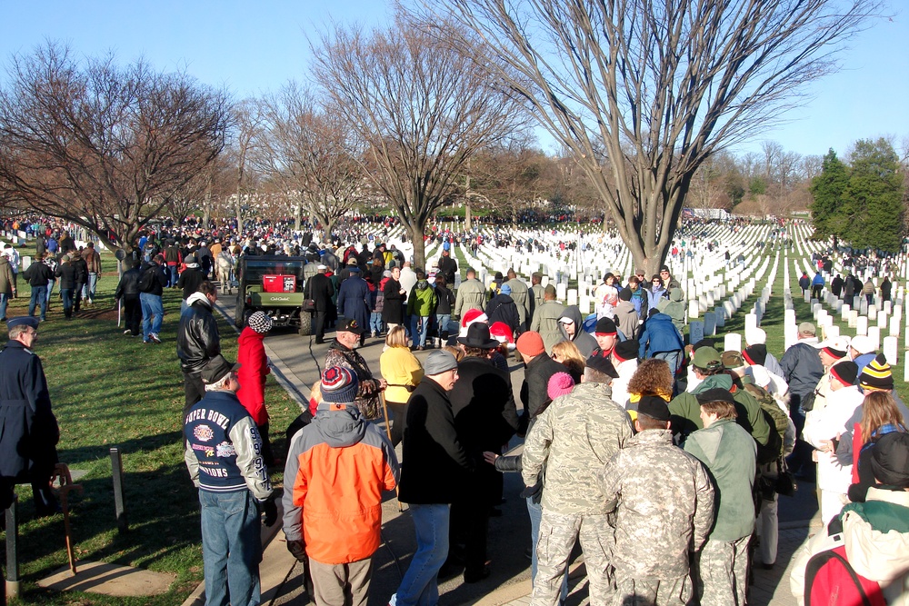 Thousands Brave Cold to Honor Fallen at Arlington National Cemetery