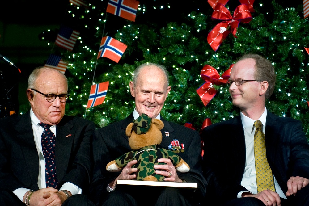 WWII Veteran Honored at Norwegian Tree Lighting Ceremony
