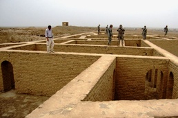 Soldiers Explore Ruins Near Biblical Home of Abraham