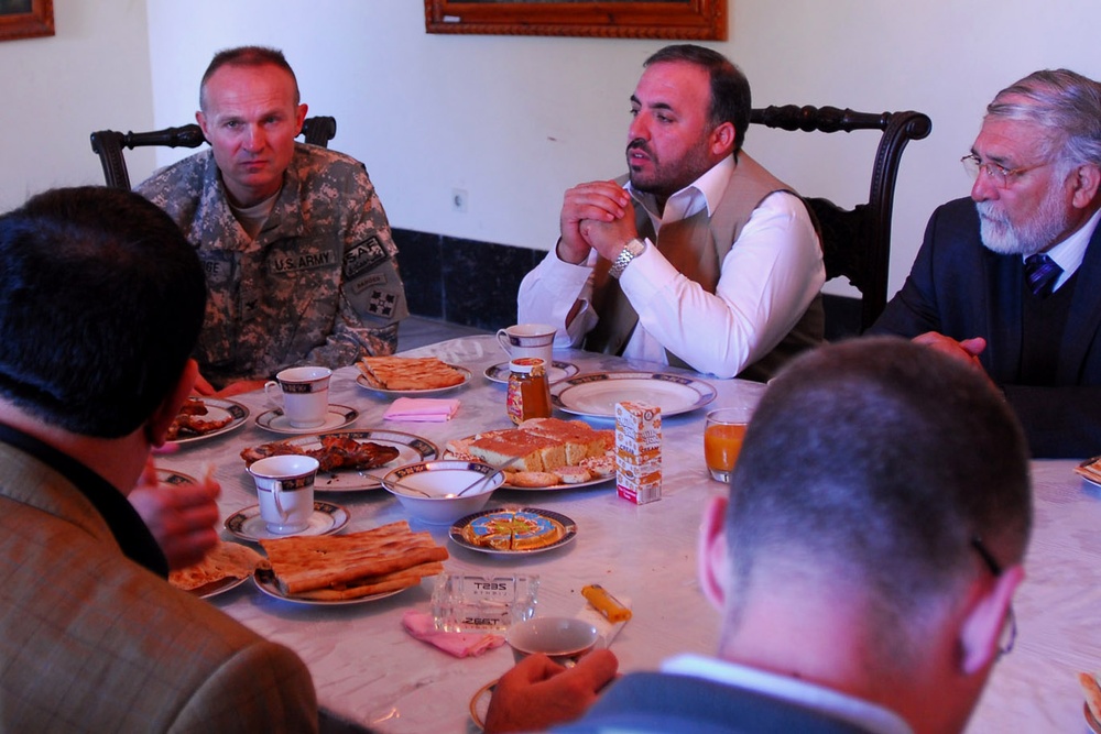 U.S. Army Colonel Meets with Afghan Leaders to Discuss Reconciliation