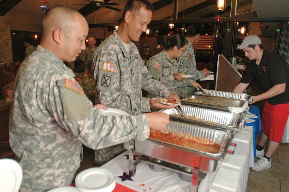 Gatesville, Texas Community Hosts Dinner for Fort Hood Shooting Victims