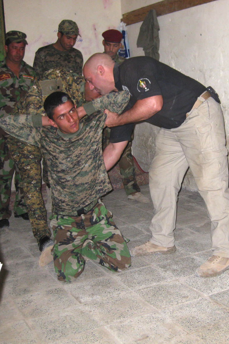 Iraqi Police Learn Body Search Techniques from International Advisor