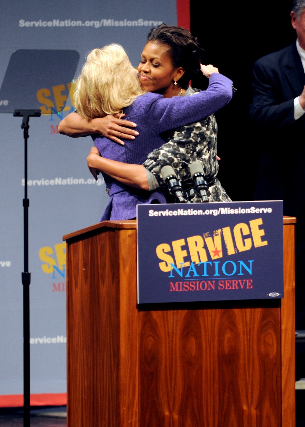 Biden, Obama Challenge Americans to Serve on Veterans Day