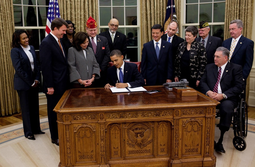 Obama Signs Executive Order to Boost Veteran Employment in Federal Government
