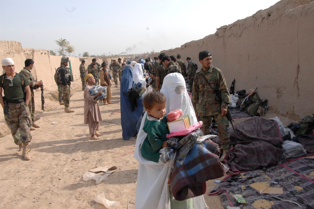 Afghan Soldiers Provide Aid to Displaced Civilians in Konduz