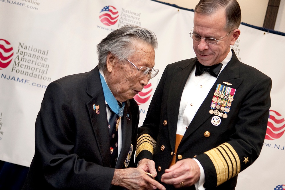 Mullen Honors WWII 'Lost Battalion' Rescuers