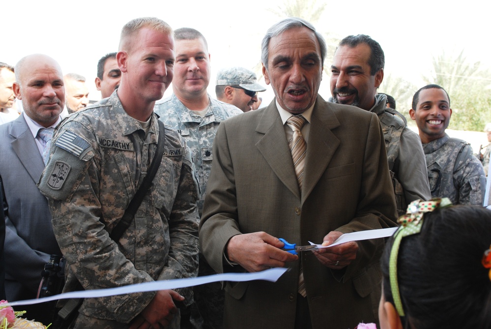 Iraqi Education Director and U.S. Army Officer Inaugurate Renovated School in Babil Province