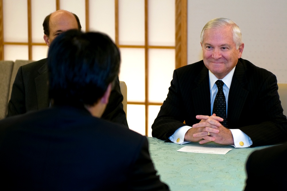 Gates Meets with Japanese Foreign Minister in Tokyo