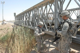 Army Engineers Inspect Bridge Construction in Iraq