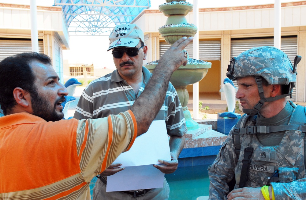 Iraqi Project Manager and U.S. Army Soldier Discuss Basra Market Opening