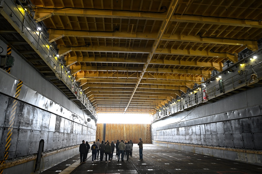 USS Pearl Harbor (LSD 52) Visits Naval Surface Warfare Center, Port Hueneme Division