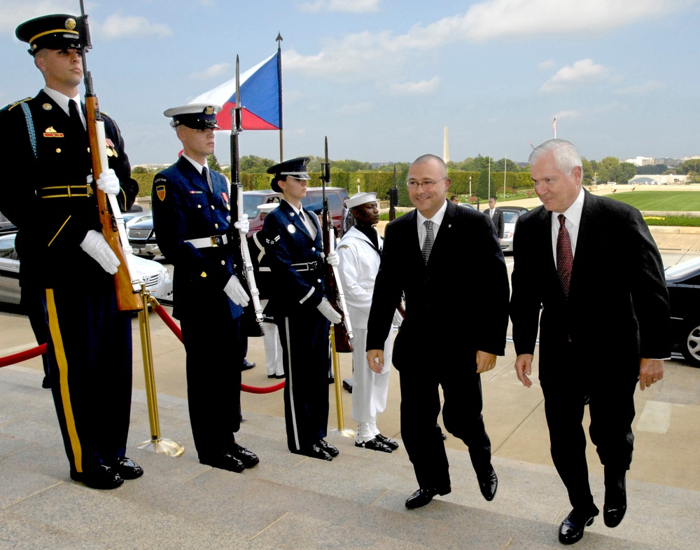 Defense Chiefs Discuss Missile Defense Amid Pentagon Visit
